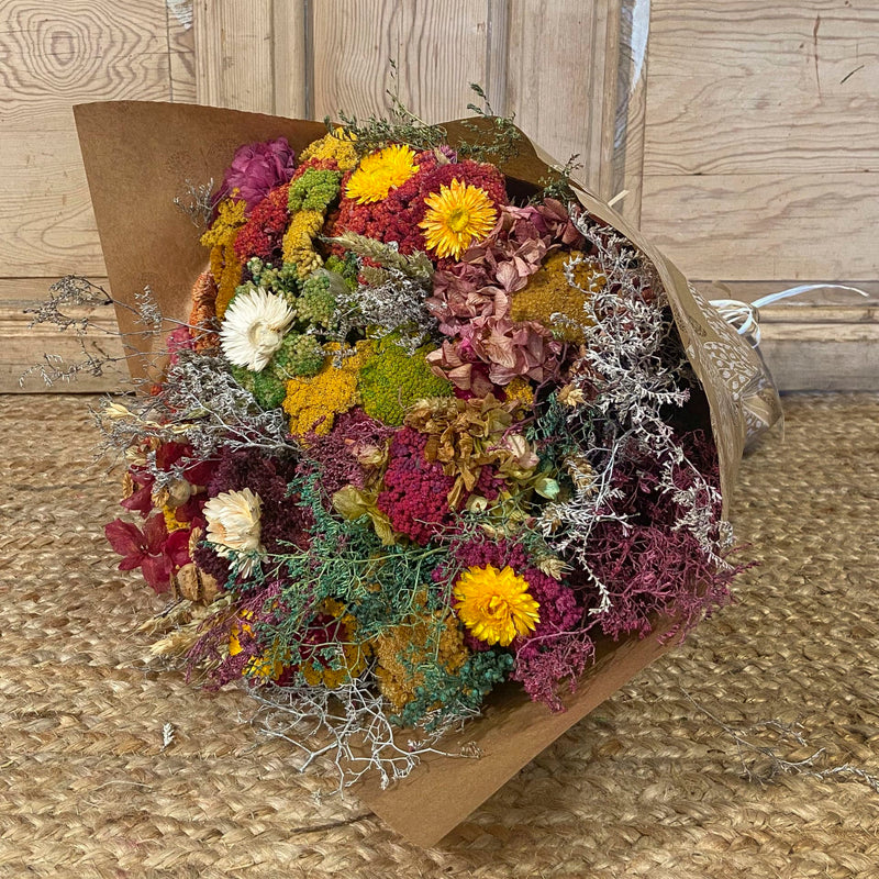 Ramo de novia de flores preservadas como Alchemillas, Caléndulas, Limoniums, Siemprevivas