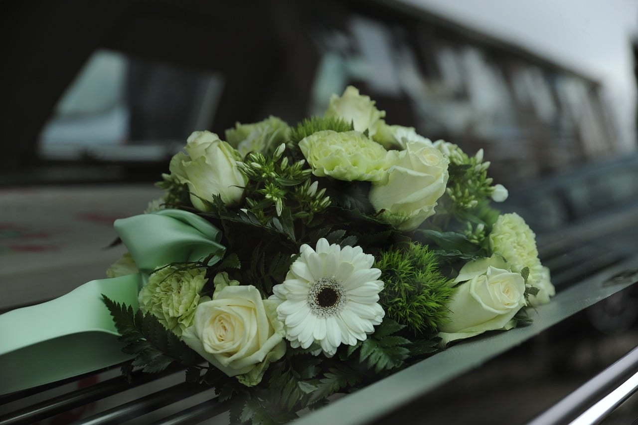 Ramo de rosas y margaritas blancas para cementerio