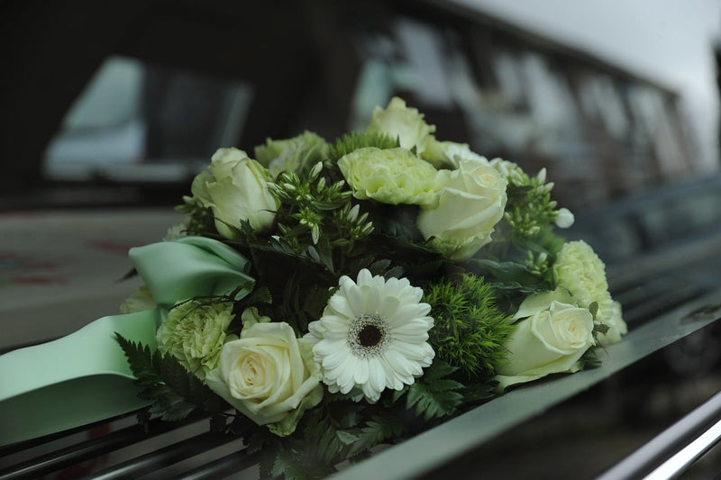 Ramo de rosas y margaritas blancas para cementerio