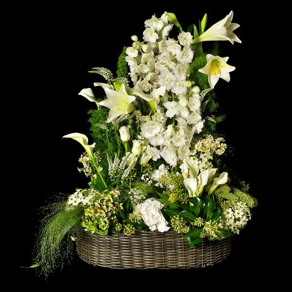 cesta con flor de lis blanca
