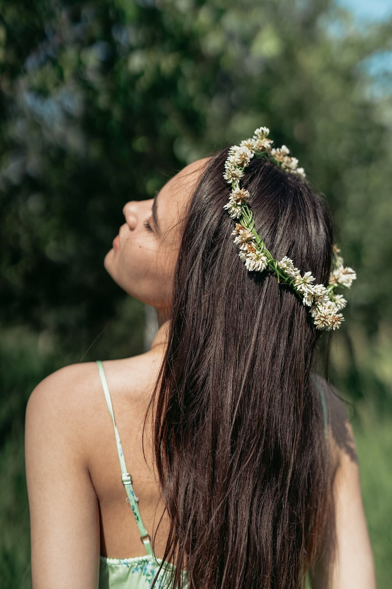 Chica con tocado de flores preservadas
