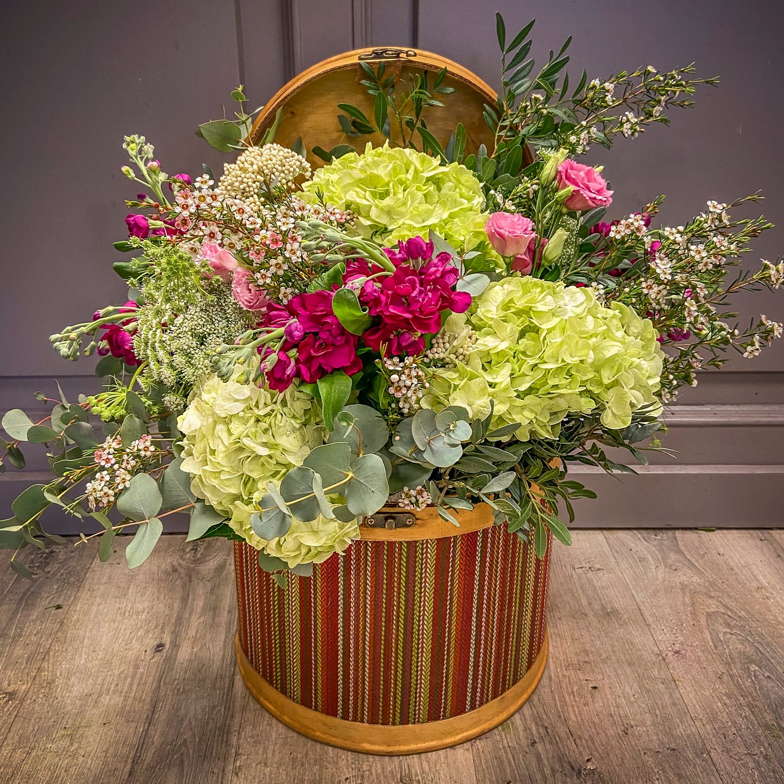cesta con flores de primavera rojas y verdes
