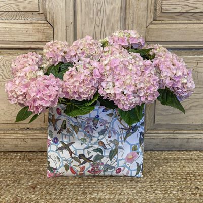 cesta con hortensias rosas
